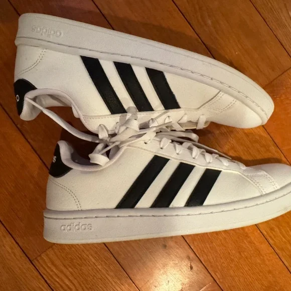 Adidas Cloudfoam White and Black Shoes - Picture 3 of 5